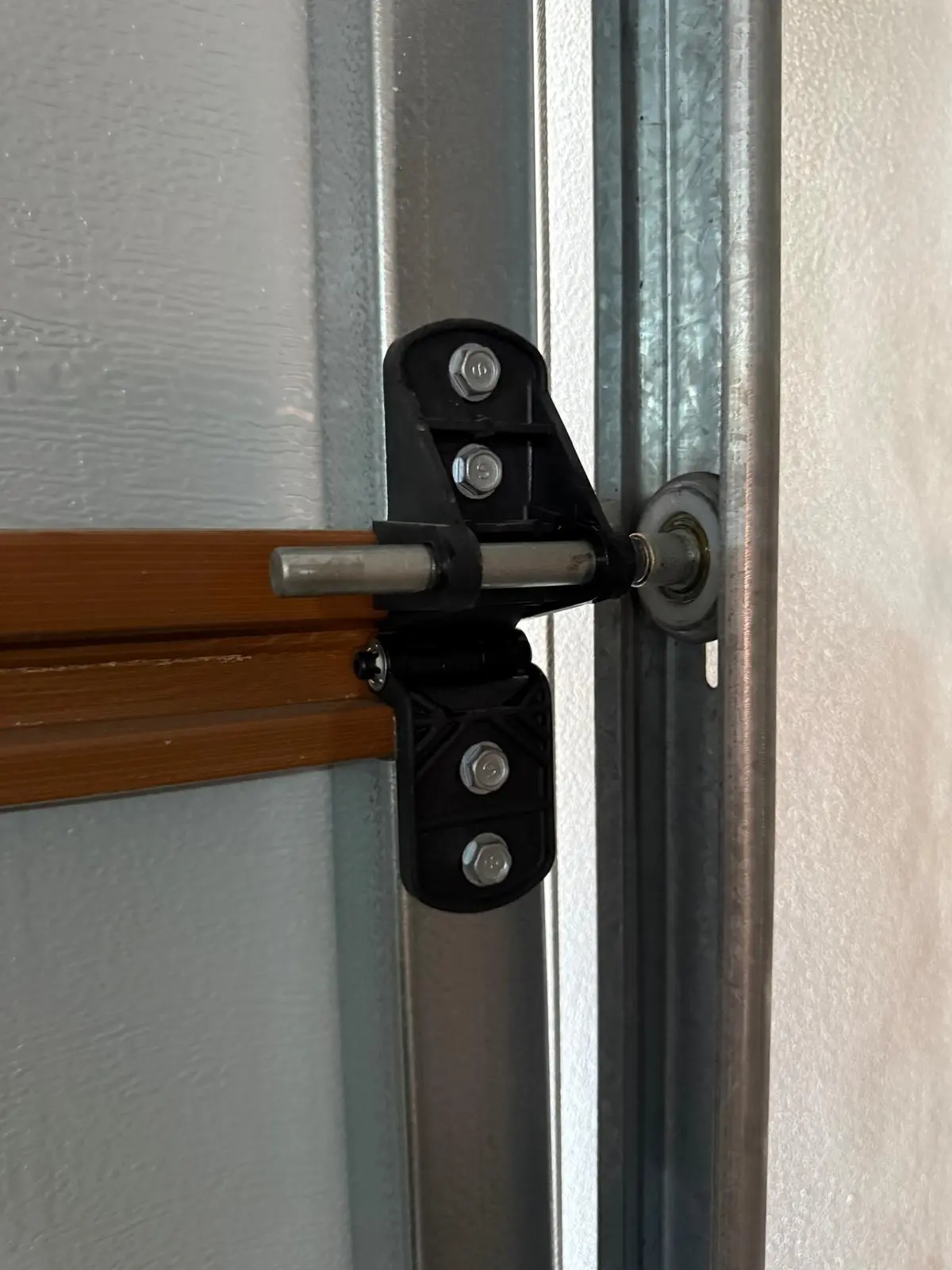 Sectional Garage Door Repairs Dee Why | Hinges, Rollers & Cables